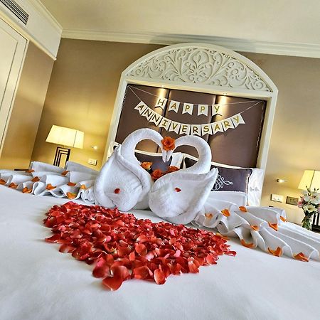 The Sukosol Hotel Bangkok Eksteriør billede A bedroom decorated for a wedding anniversary