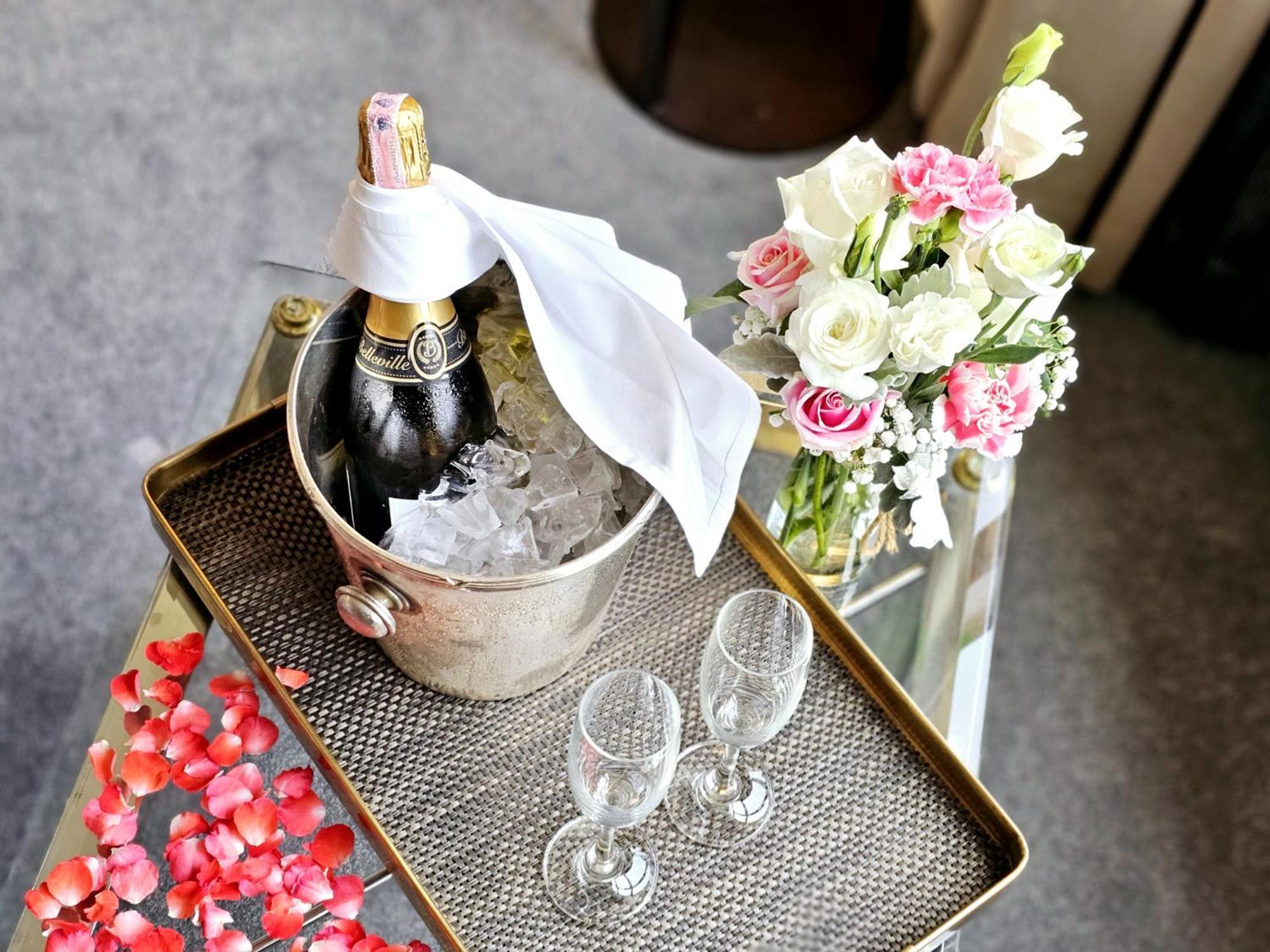 The Sukosol Hotel Bangkok Eksteriør billede A bottle of champagne in a cooler