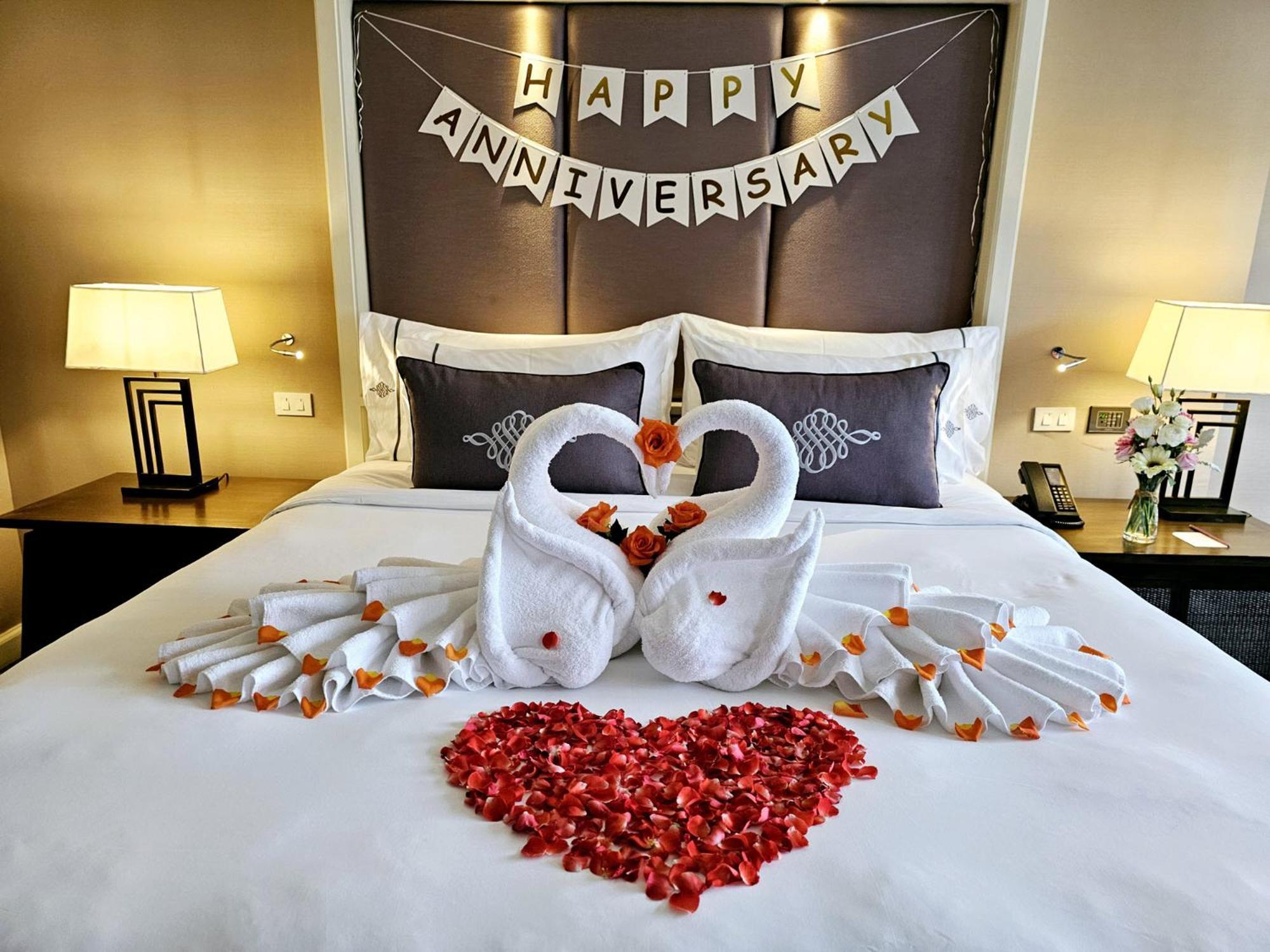The Sukosol Hotel Bangkok Eksteriør billede A bed decorated for a wedding anniversary