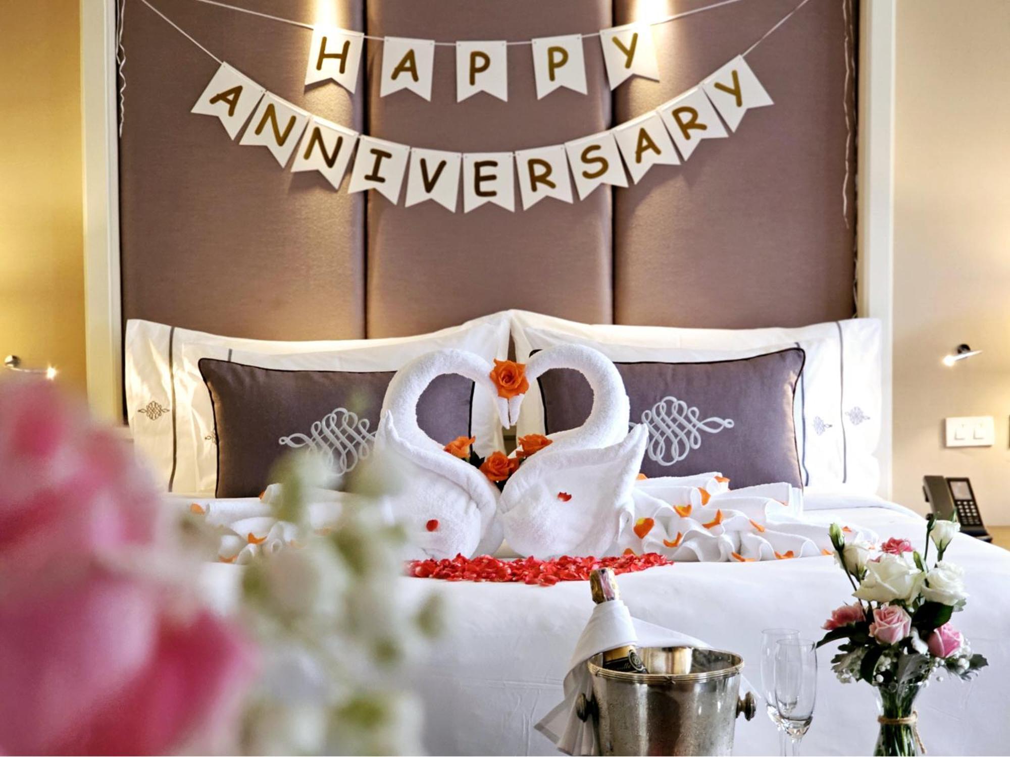 The Sukosol Hotel Bangkok Eksteriør billede A hotel room decorated for an anniversary celebration