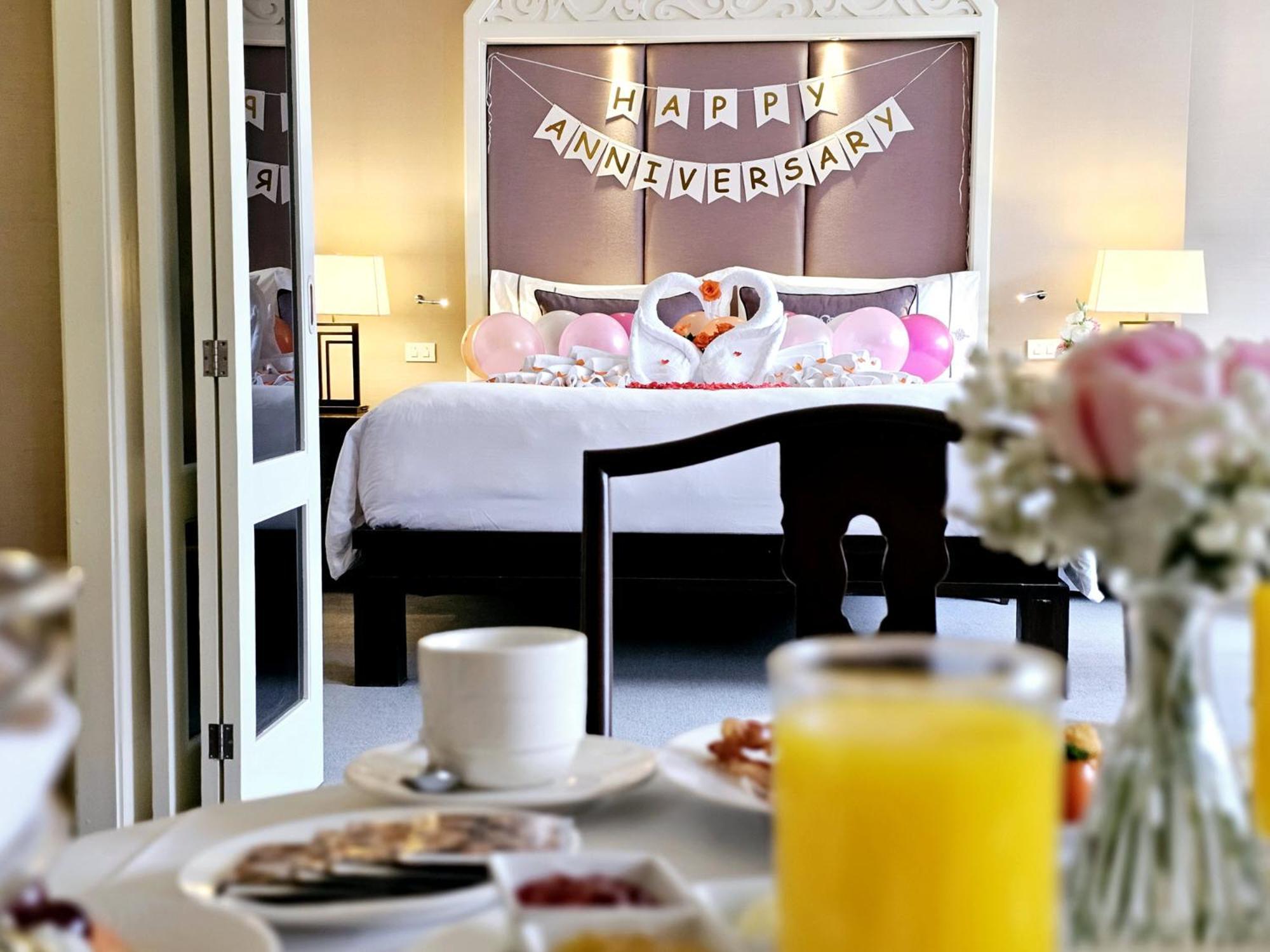 The Sukosol Hotel Bangkok Eksteriør billede A hotel room decorated for an anniversary celebration