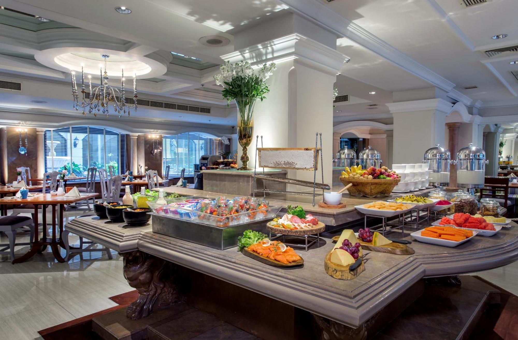 The Sukosol Hotel Bangkok Eksteriør billede A buffet at a hotel