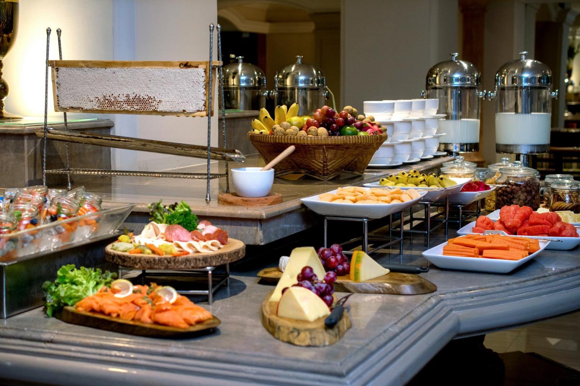 The Sukosol Hotel Bangkok Eksteriør billede A buffet at a hotel