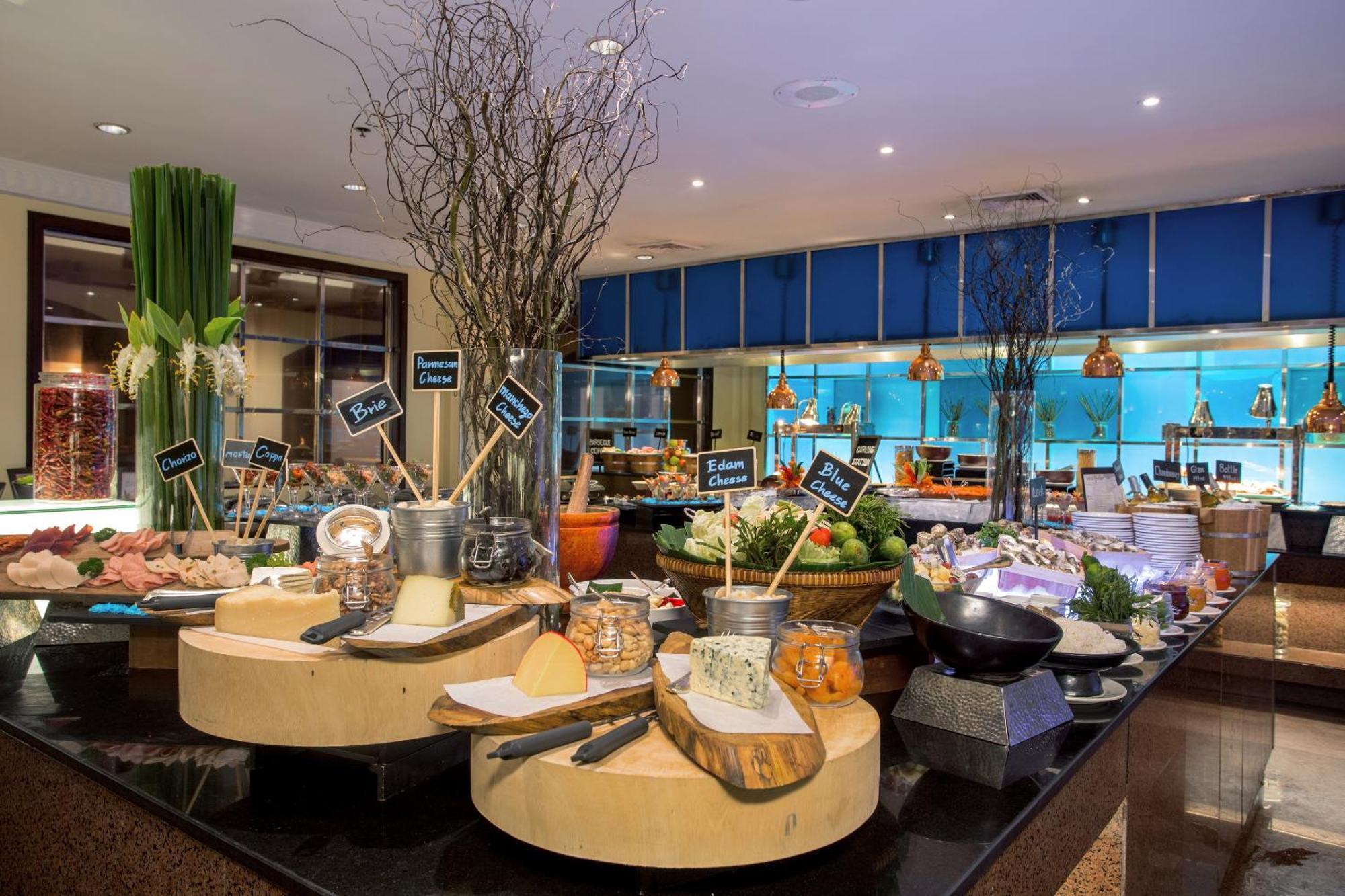 The Sukosol Hotel Bangkok Eksteriør billede A buffet at a hotel