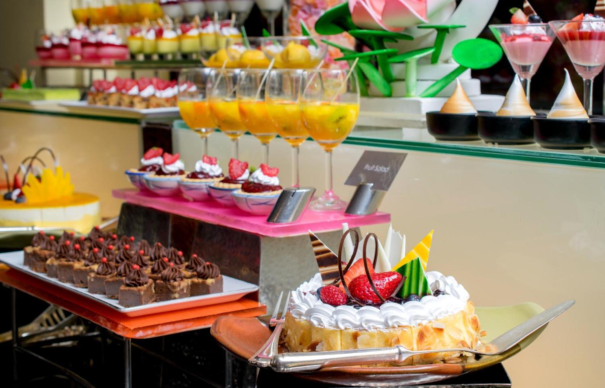 The Sukosol Hotel Bangkok Eksteriør billede A dessert buffet