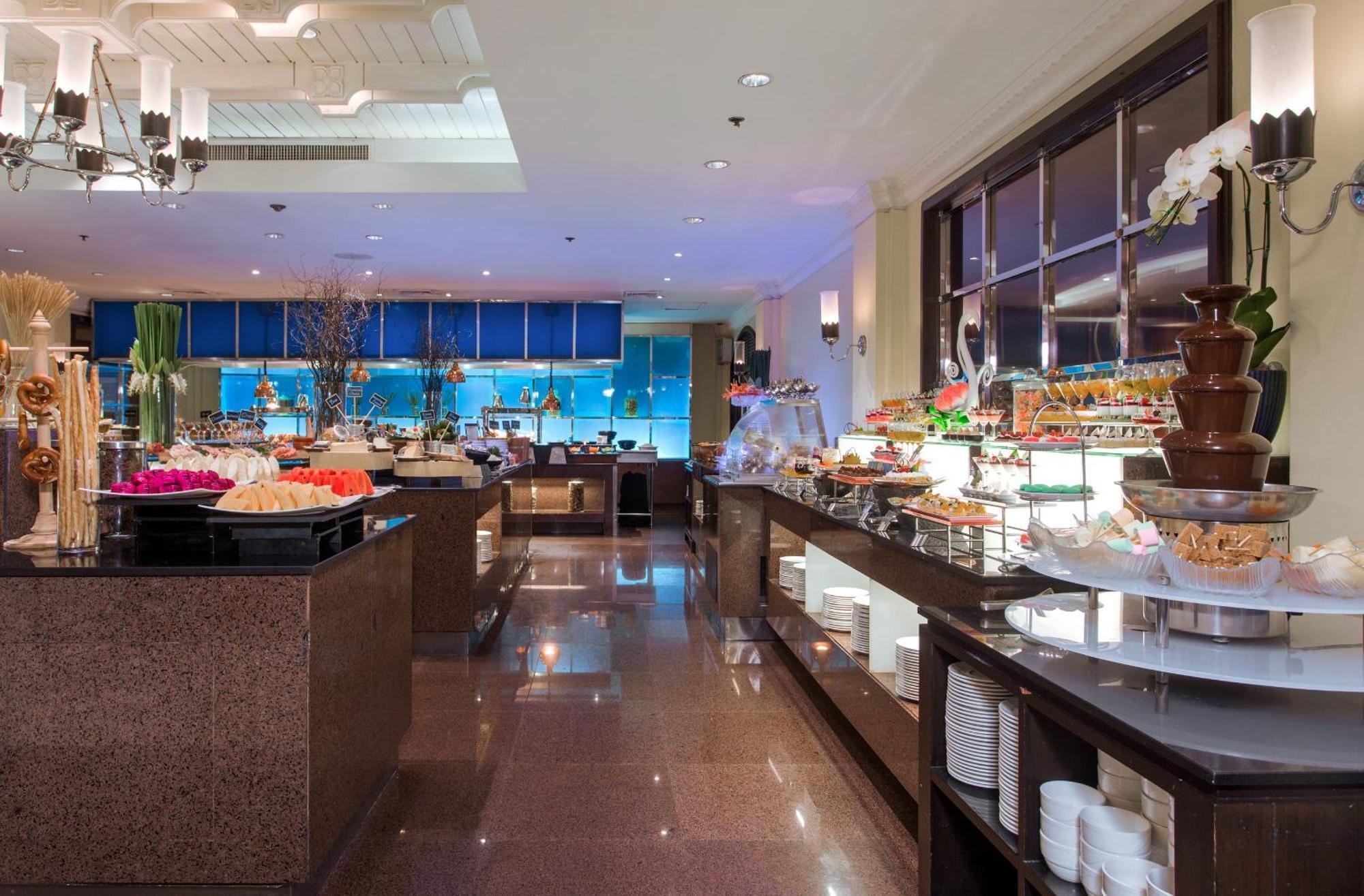 The Sukosol Hotel Bangkok Eksteriør billede The buffet at the hotel