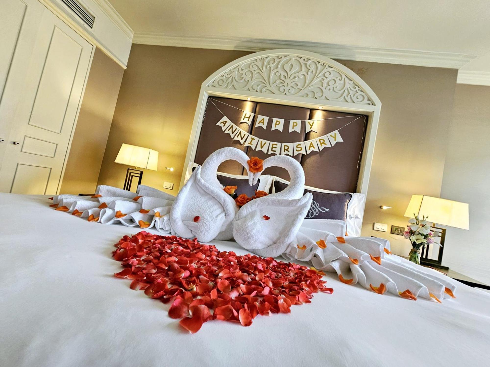 The Sukosol Hotel Bangkok Eksteriør billede A bedroom decorated for a wedding anniversary